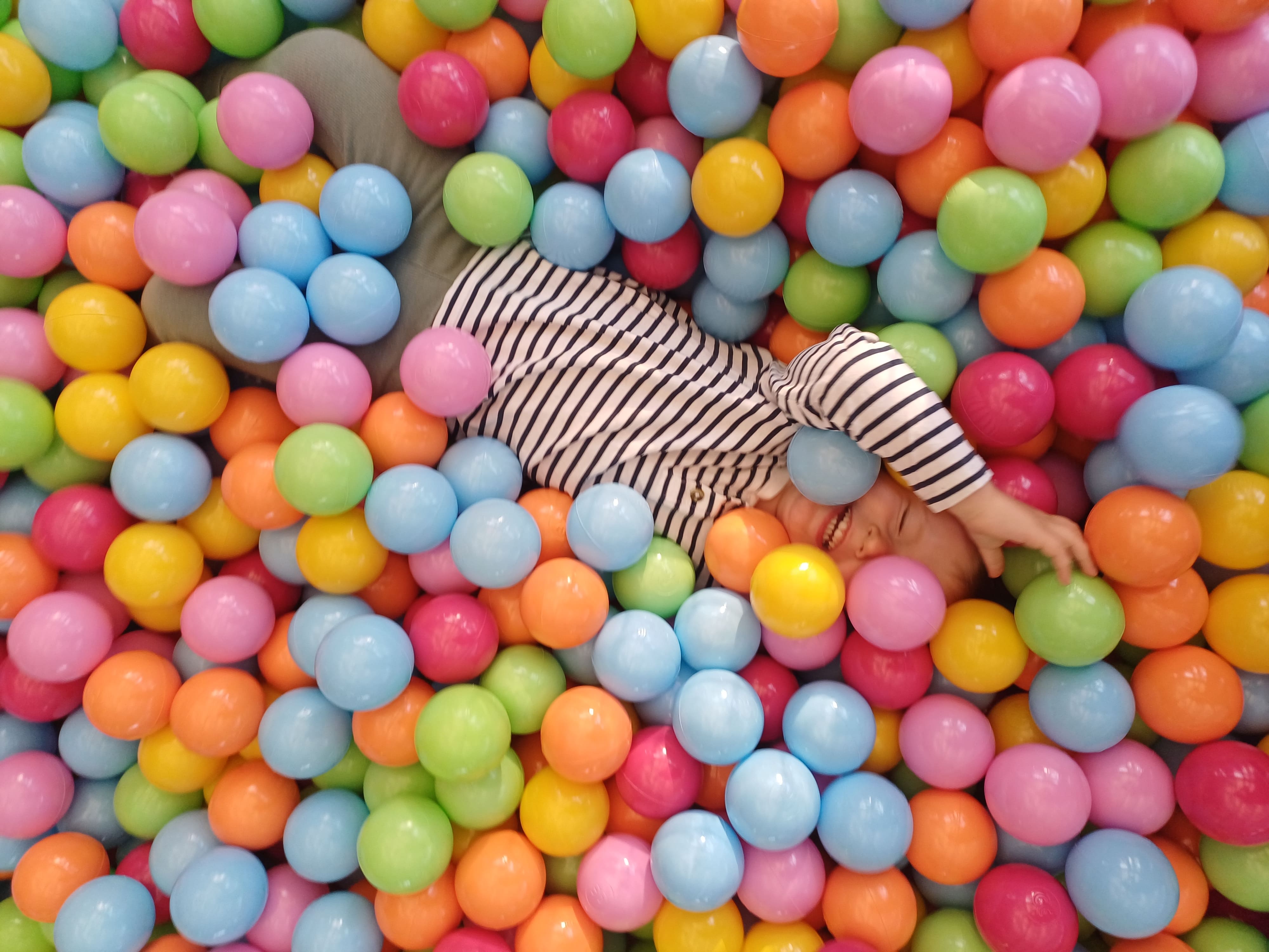 Bawialnia - dzieci bawiące się w wesołym miasteczku