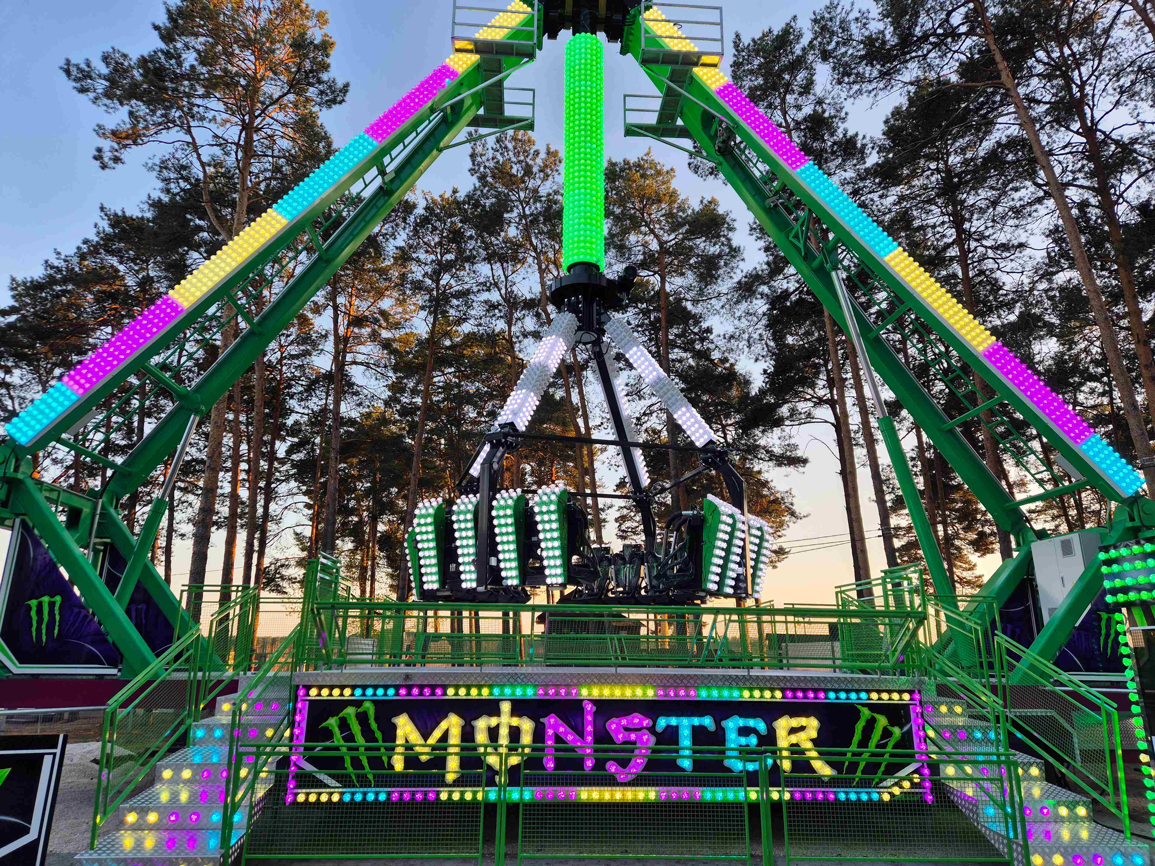 Karuzela Extreme Monster - ekstremalna atrakcja w wesołym miasteczku